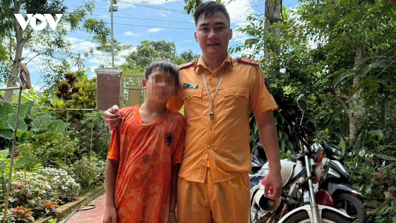 CSGT lao xuống sông cứu nam sinh giữa dòng nước chảy xiết